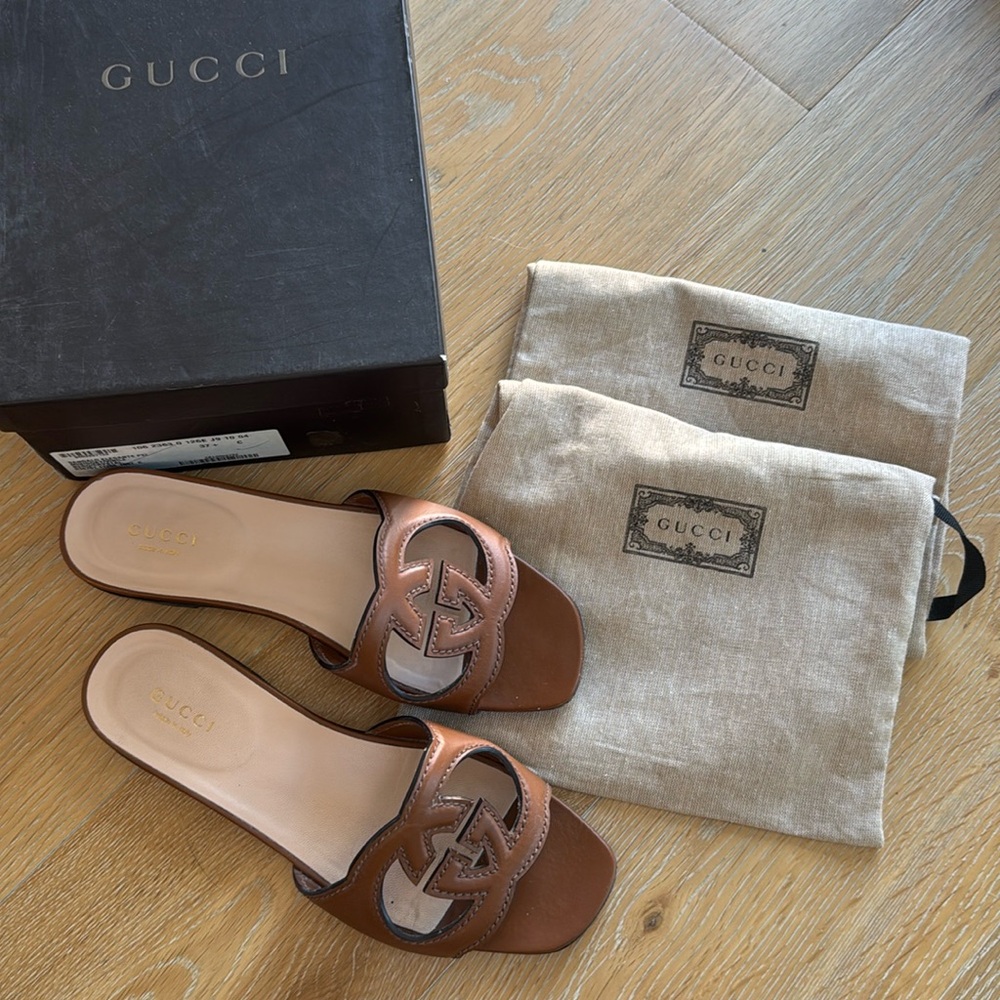 Authentic $750 GUCCI interlocking GG logo cutout slides mules 37 tan leather